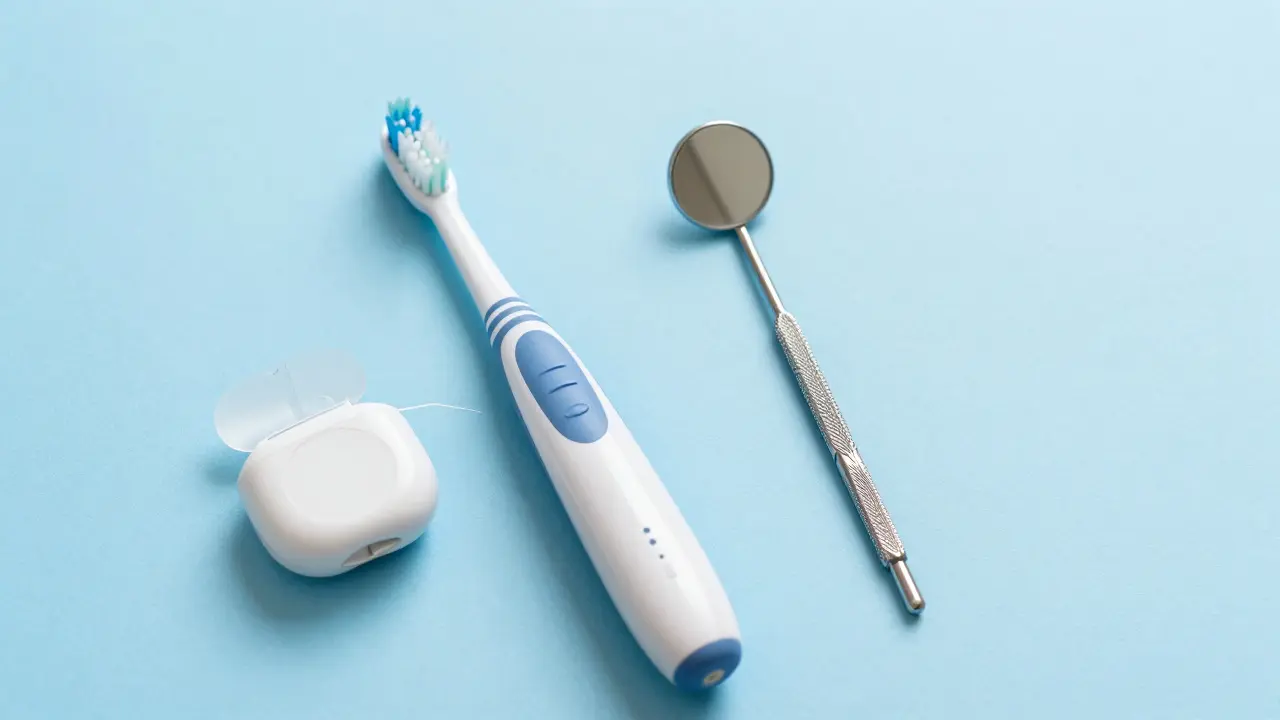 Sada pomůcek pro hygienu zubů včetně sonického kartáčku a dentálního zrcátka